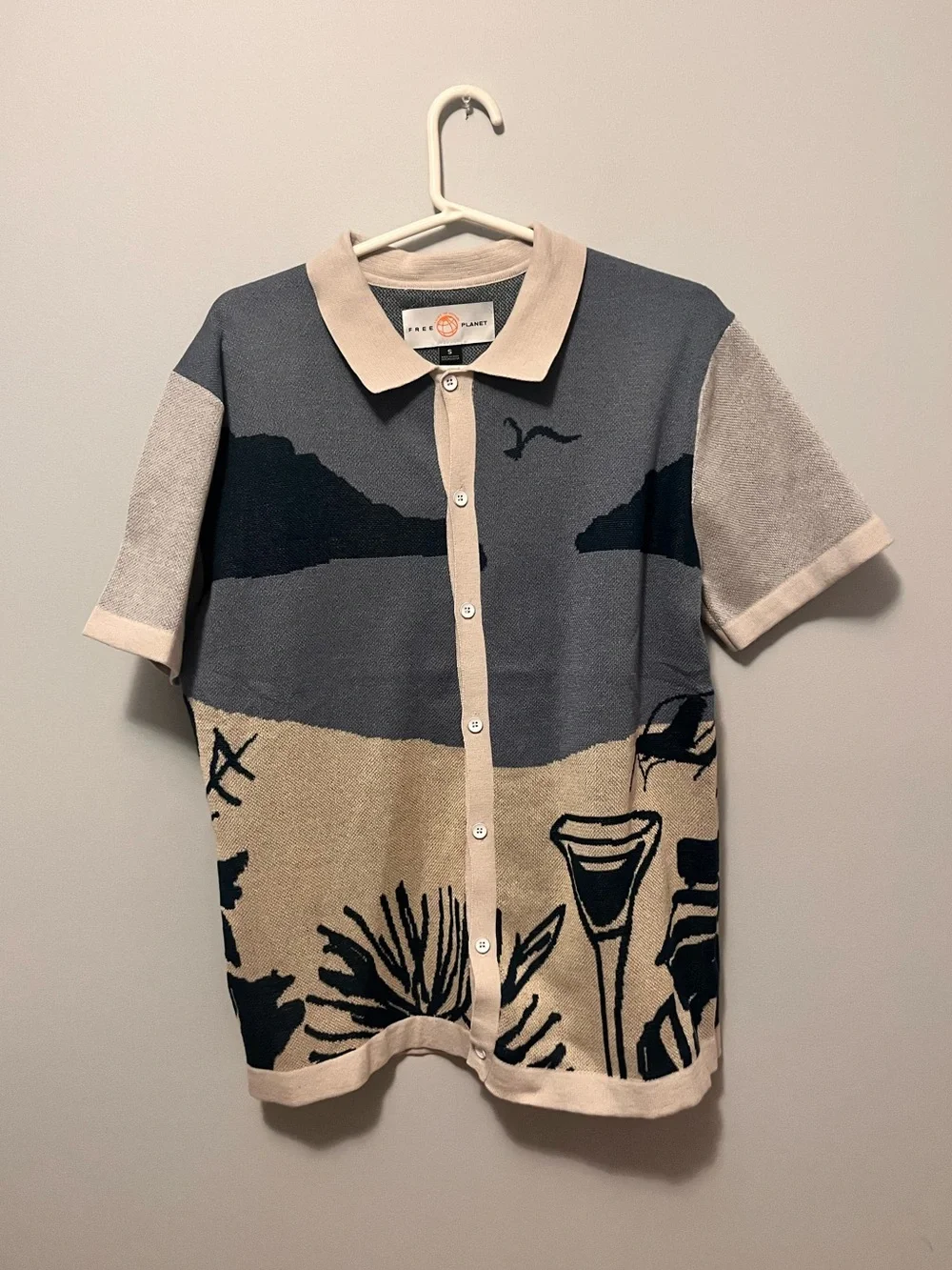 (men’s) 🎉Free Planet Beige & Blue Scenic Landscape Knit Button Up Polo